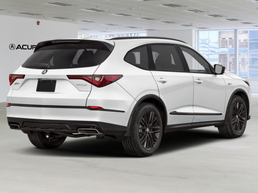Vue arrière trois quarts d’un Acura MDX blanc dans un studio intérieur lumineux, mettant en valeur les feux arrière DEL, les jantes noires, les doubles sorties d’échappement et le design élégant du VUS Acura.